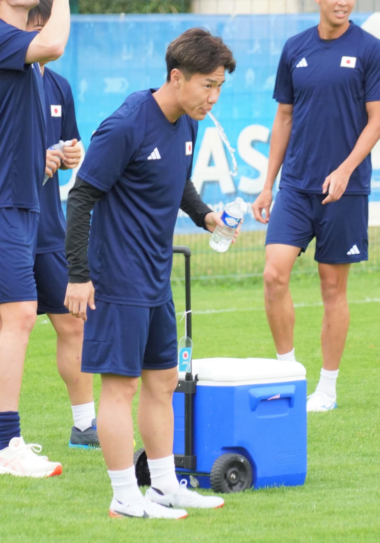 パリ五輪初戦パラグアイ戦に向けて調整するサッカー男子日本代表MF三戸舜介（撮影・佐藤成）