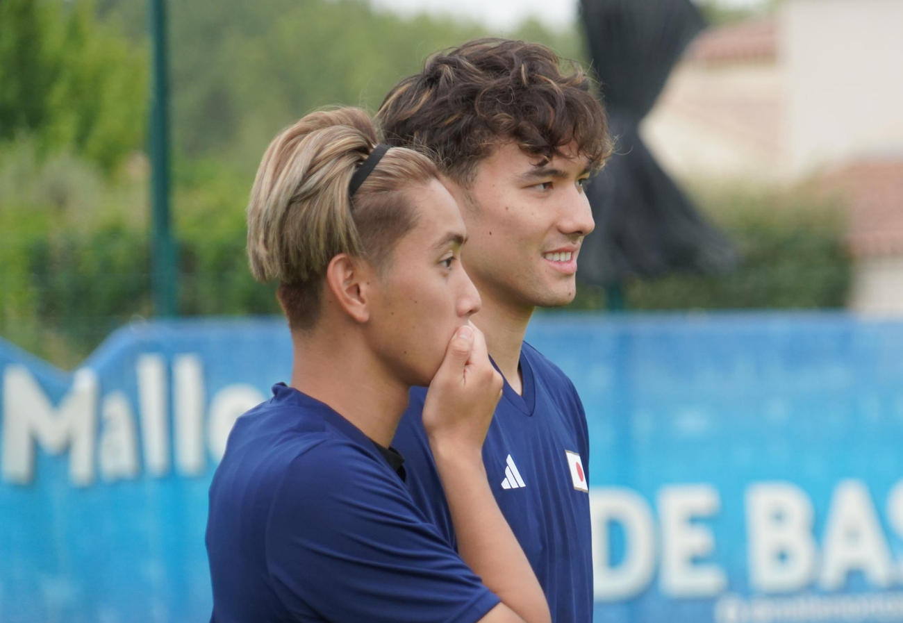 パリ五輪初戦パラグアイ戦に向けて調整するサッカー男子日本代表MF荒木（手前）と佐藤（撮影・佐藤成）