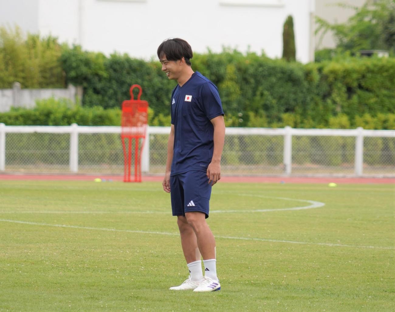 調整するパリ五輪サッカー男子日本代表MF斉藤光毅（撮影・佐藤成）