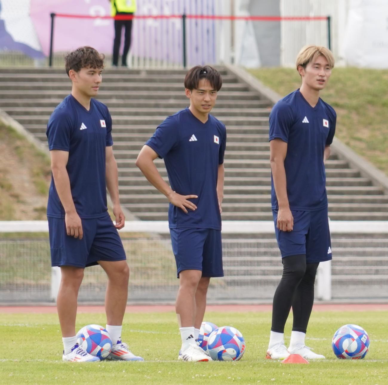 1次リーグ初戦パラグアイ戦に向けて調整する、左からパリ五輪サッカー男子日本代表MF佐藤恵允、斉藤光毅、藤尾翔太（撮影・佐藤成）