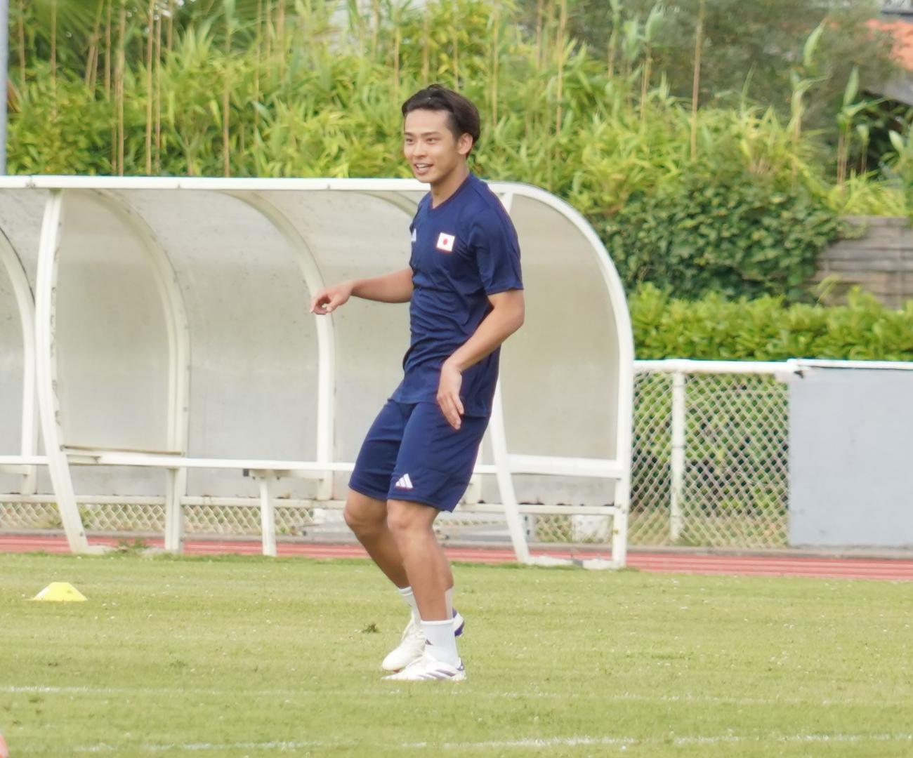 調整するパリ五輪サッカー男子日本代表MF斉藤光毅（撮影・佐藤成）