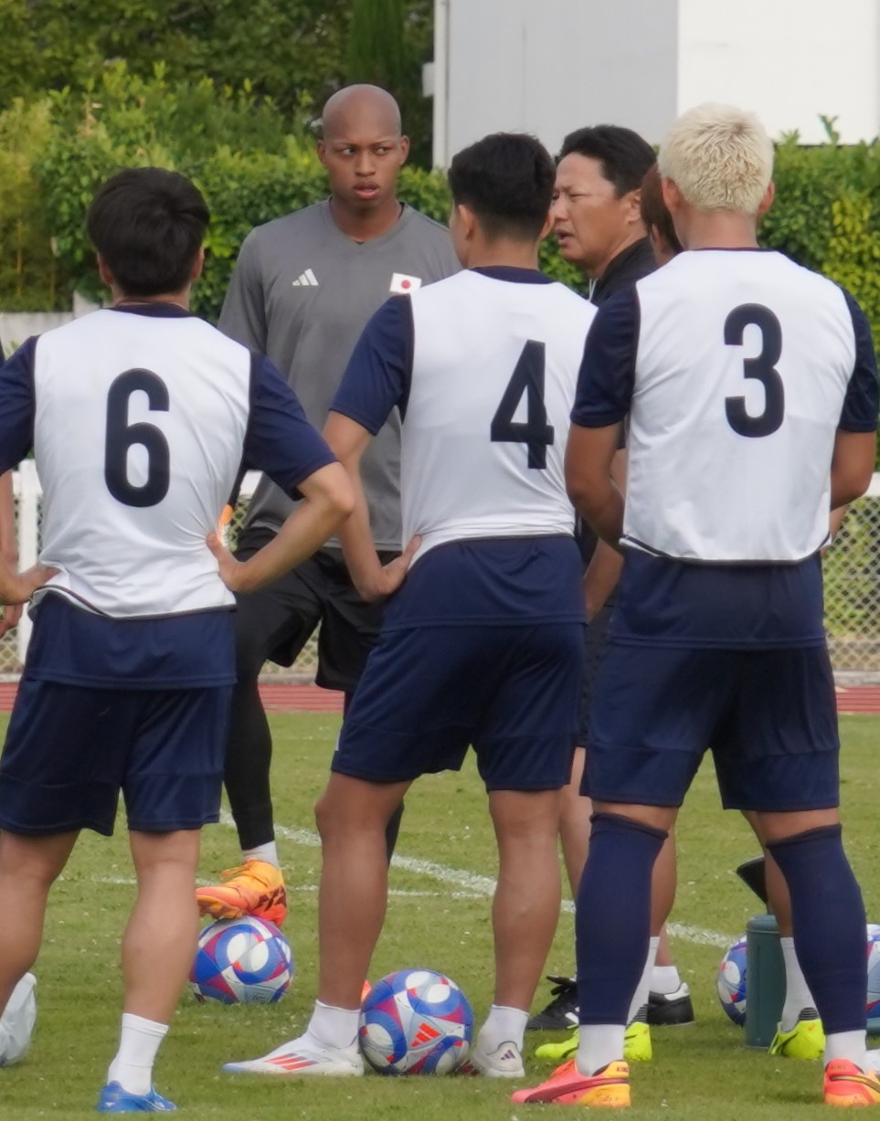 1次リーグ初戦パラグアイ戦に向けて調整したパリ五輪サッカー男子日本代表GK小久保玲央ブライアン（左から2番目）（撮影・佐藤成）