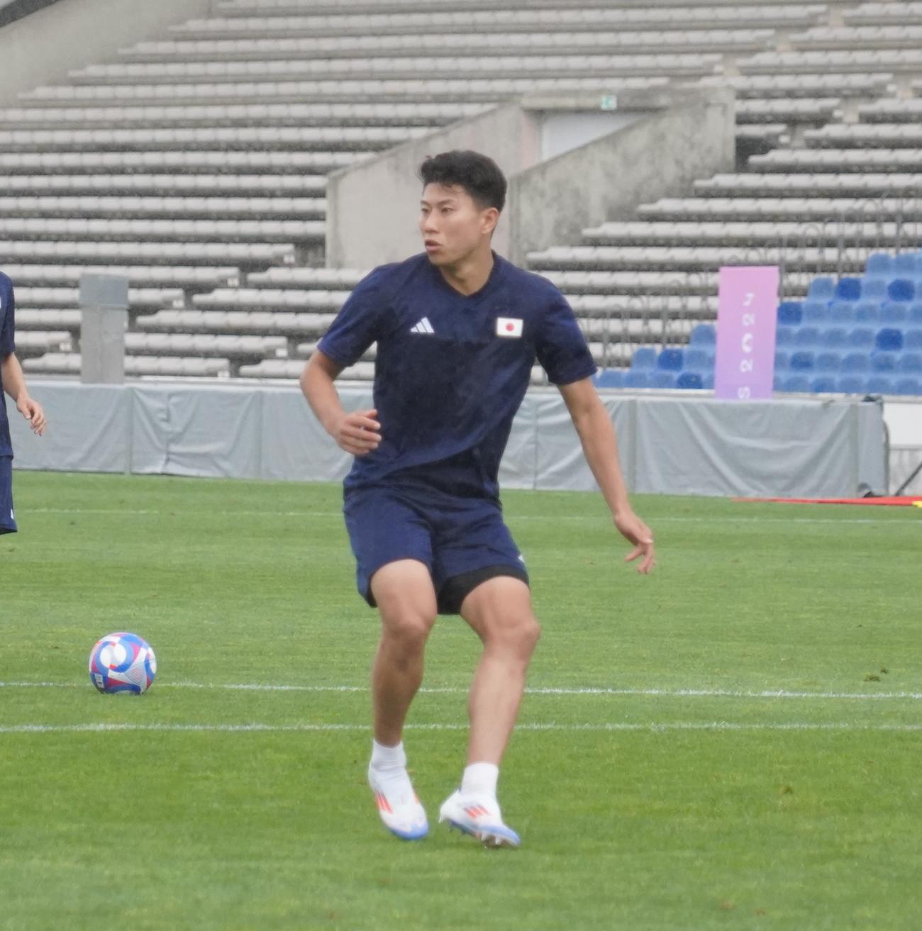 1次リーグ初戦パラグアイ戦に向けて調整したパリ五輪サッカー男子日本代表FW細谷真大（撮影・佐藤成）