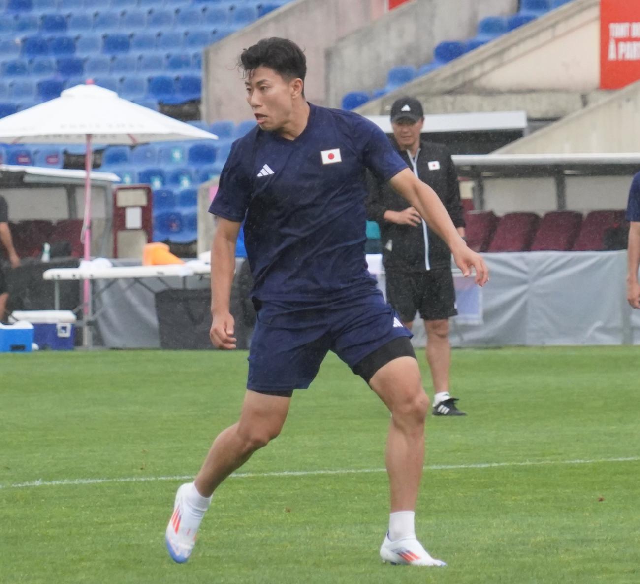 1次リーグ初戦パラグアイ戦に向けて調整したパリ五輪サッカー男子日本代表FW細谷真大（撮影・佐藤成）