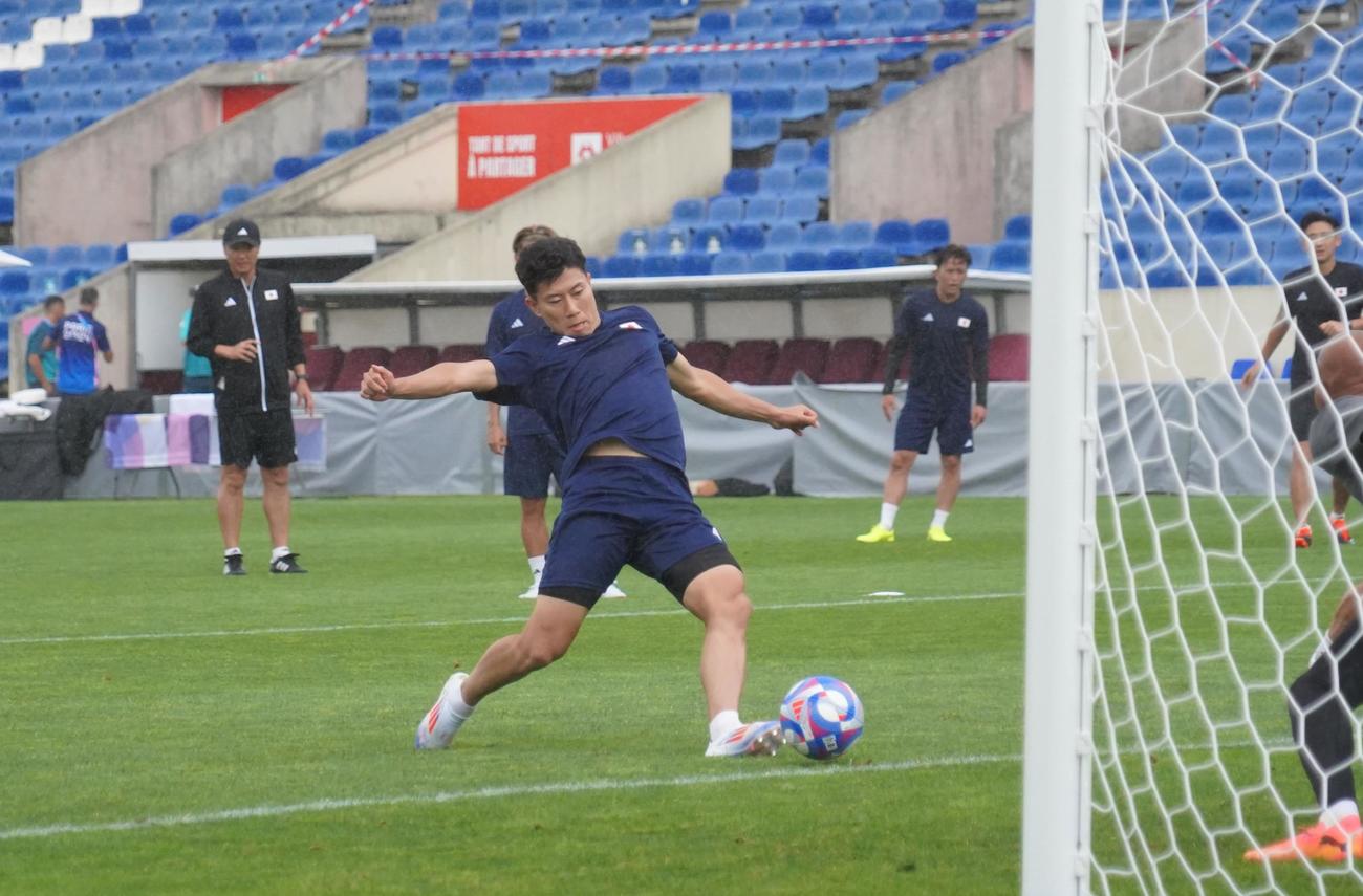 1次リーグ初戦パラグアイ戦に向けて調整したパリ五輪サッカー男子日本代表FW細谷真大（撮影・佐藤成）