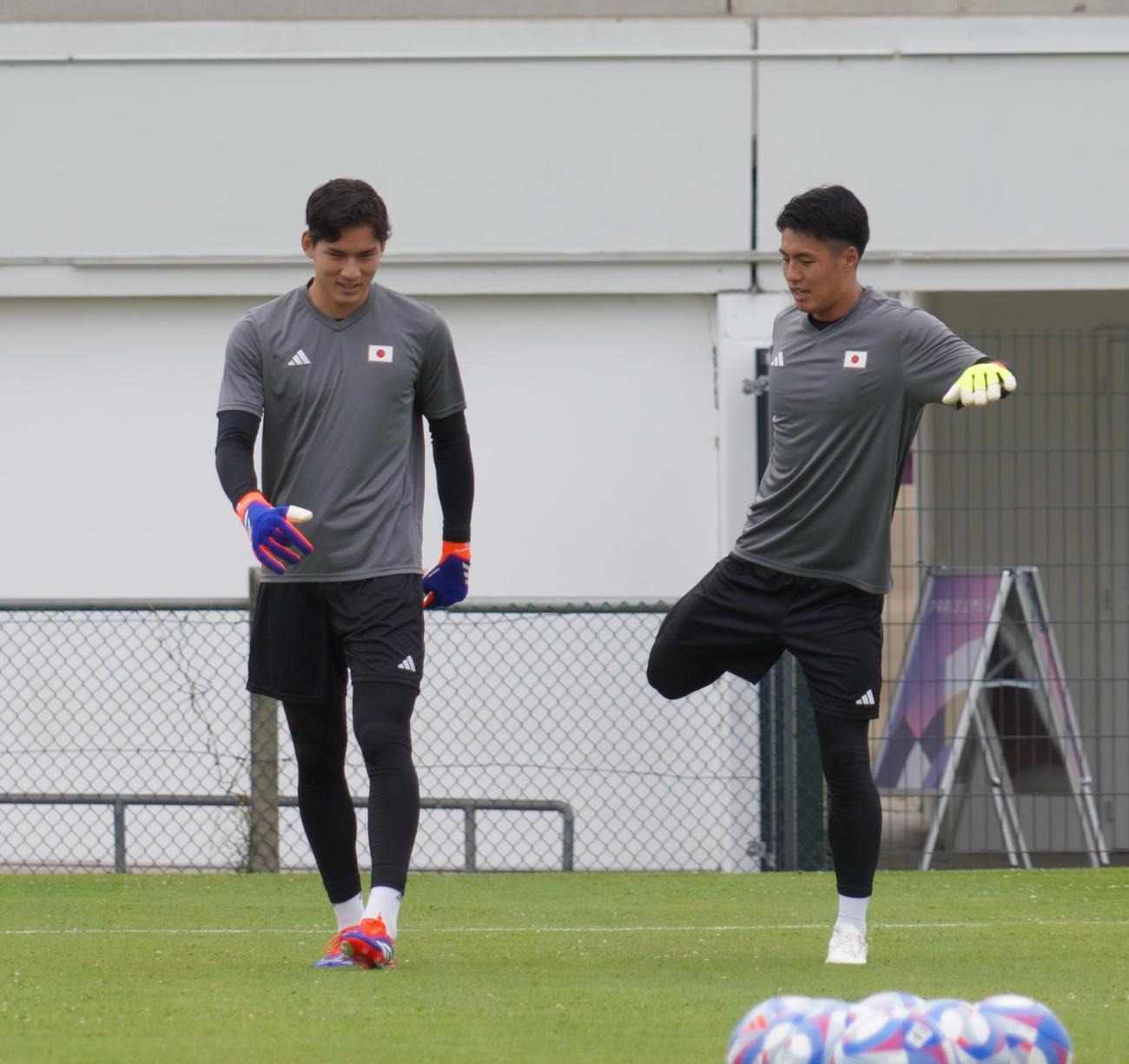 1次リーグ初戦パラグアイ戦に向けて調整するパリ五輪サッカー男子日本代表GK野沢大志ブランドン（左）と佐々木雅士（撮影・佐藤成）