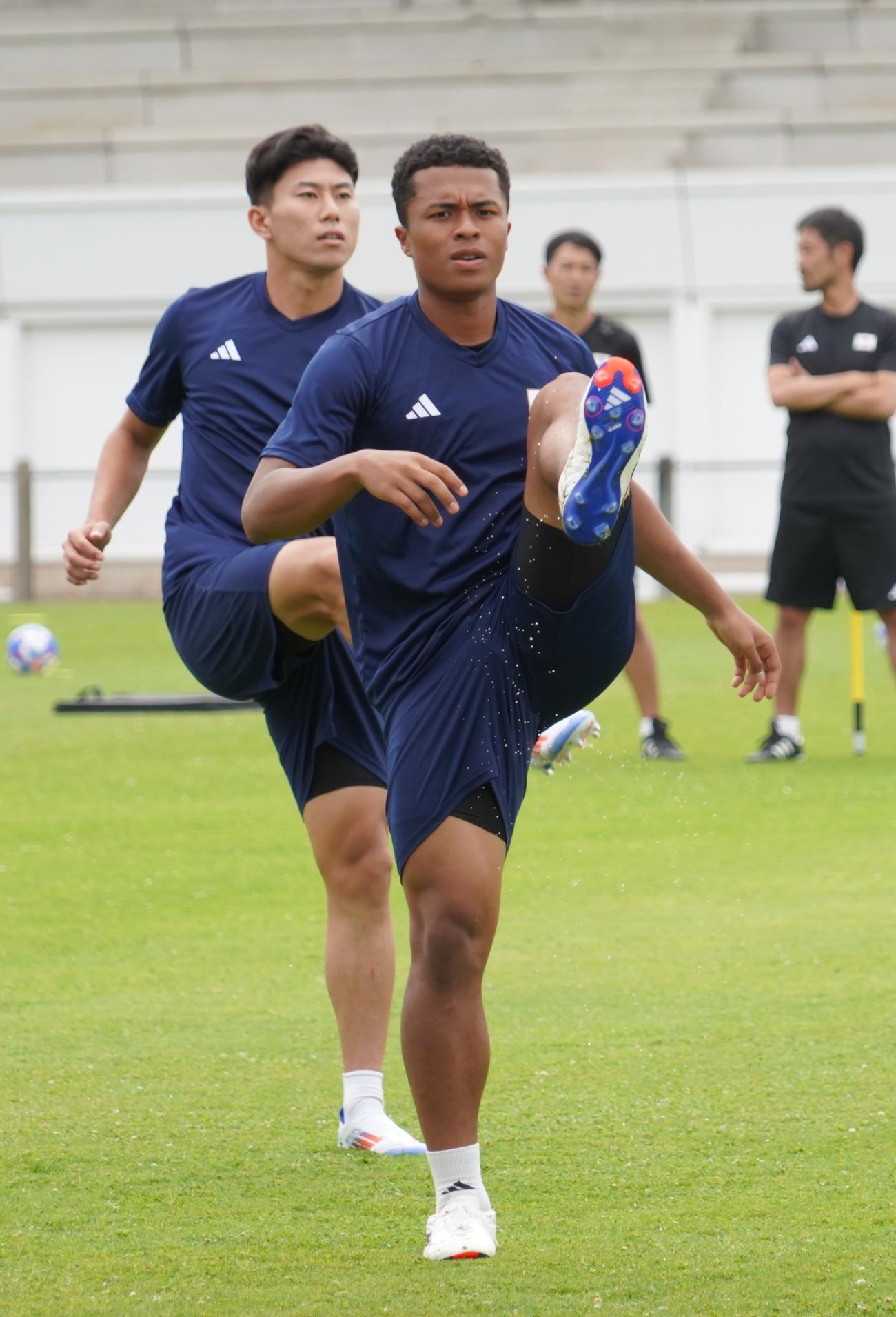 1次リーグ初戦パラグアイ戦に向けて調整するパリ五輪サッカー男子日本代表MF藤田譲瑠チマ主将（撮影・佐藤成）