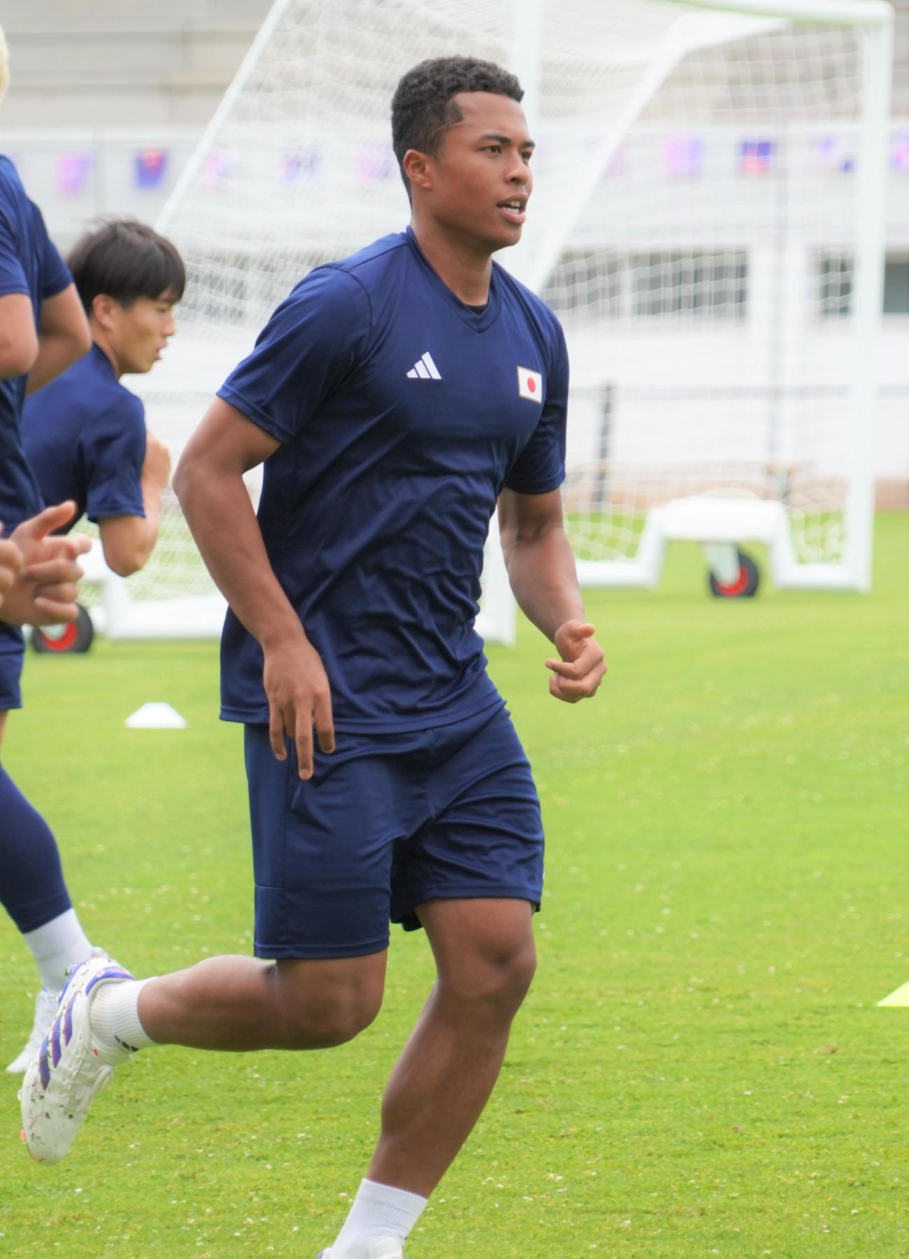 1次リーグ初戦パラグアイ戦に向けて調整するパリ五輪サッカー男子日本代表MF藤田譲瑠チマ主将（撮影・佐藤成）