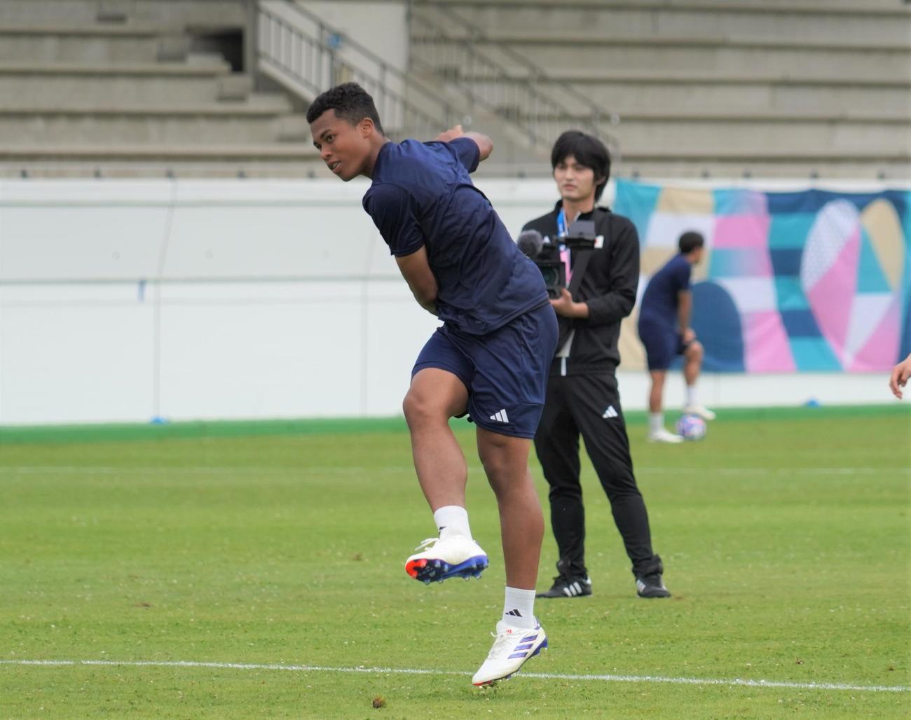 1次リーグ初戦パラグアイ戦に向けて調整するパリ五輪サッカー男子日本代表MF藤田主将（撮影・佐藤成）