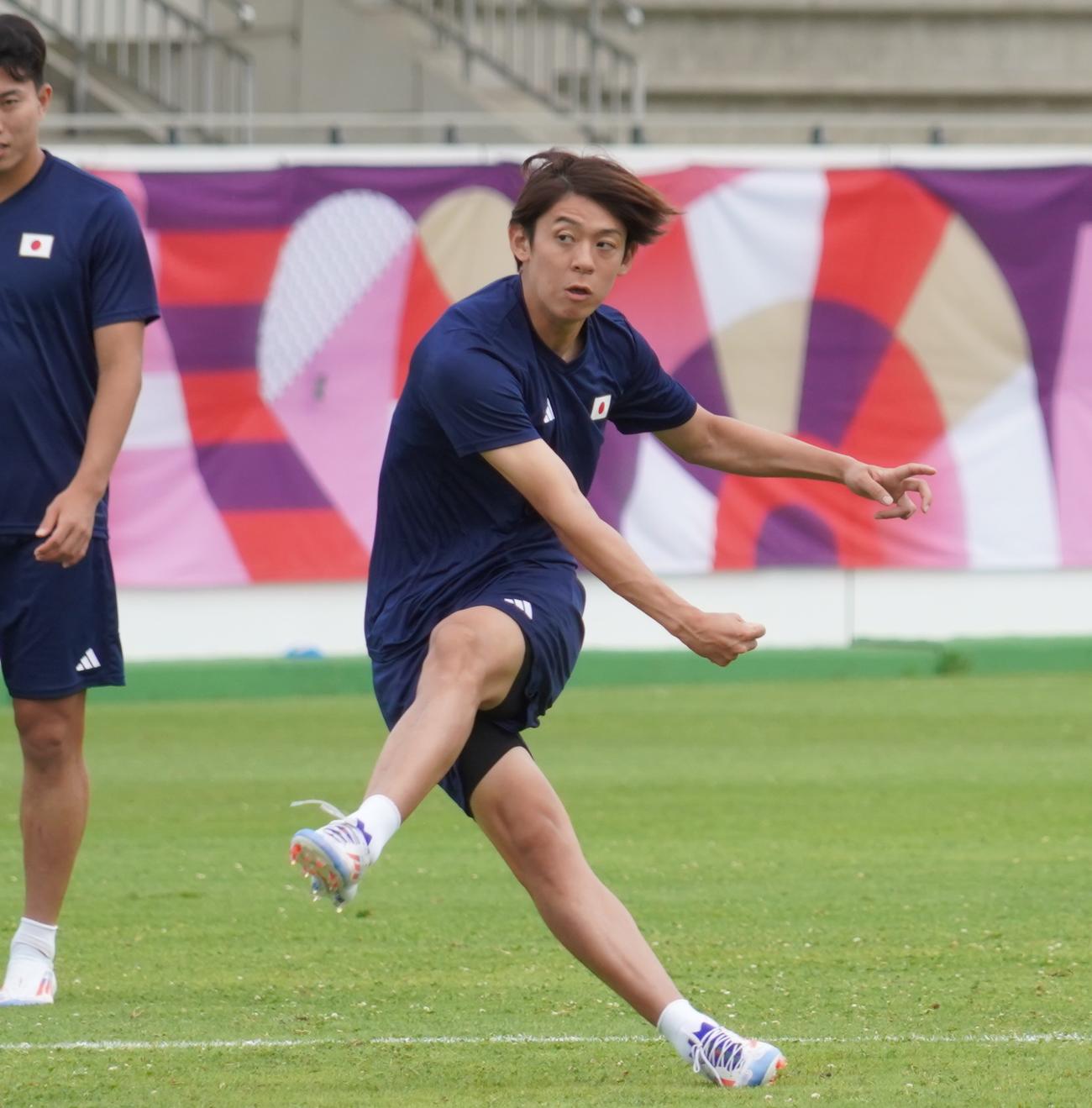 1次リーグ初戦パラグアイ戦に向けて調整するパリ五輪サッカー男子日本代表MF山本理仁（撮影・佐藤成）