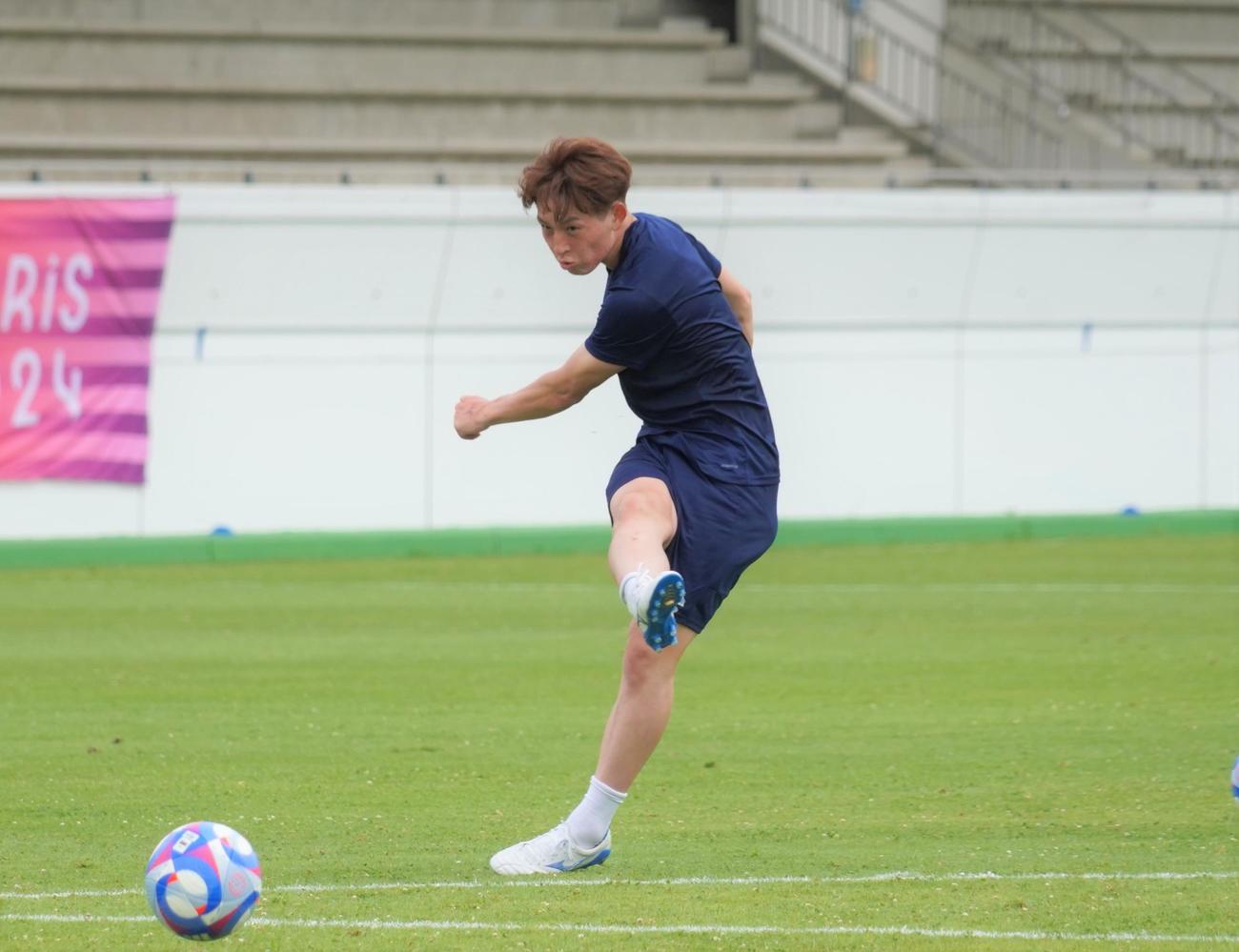 1次リーグ初戦パラグアイ戦に向けて調整するパリ五輪サッカー男子日本代表MF植中朝日（撮影・佐藤成）