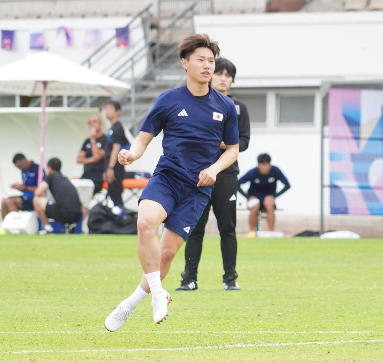 1次リーグ初戦パラグアイ戦に向けて調整するパリ五輪サッカー男子日本代表MF三戸舜介（撮影・佐藤成）