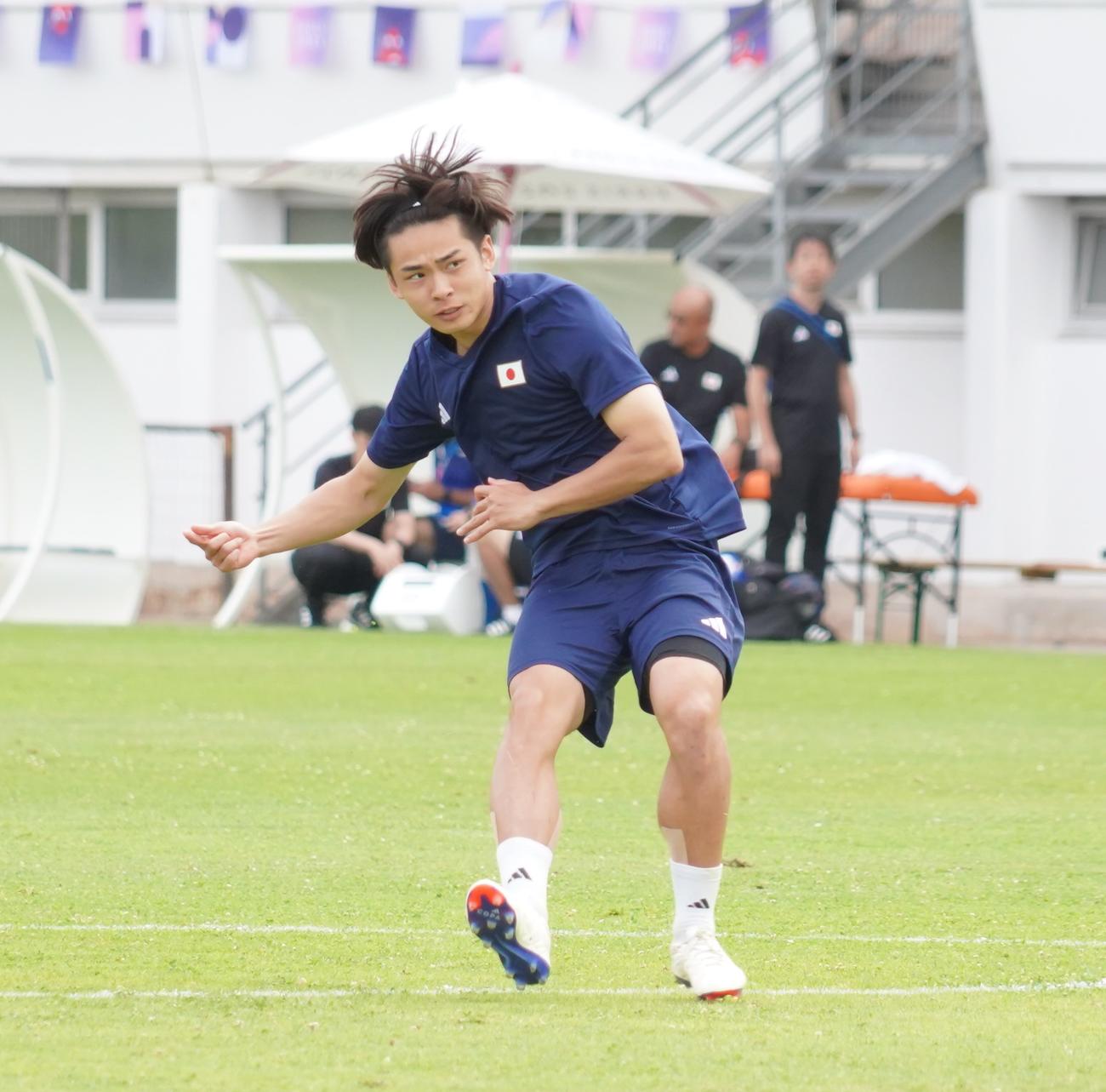 1次リーグ初戦パラグアイ戦に向けて調整するパリ五輪サッカー男子日本代表MF斉藤光毅（撮影・佐藤成）