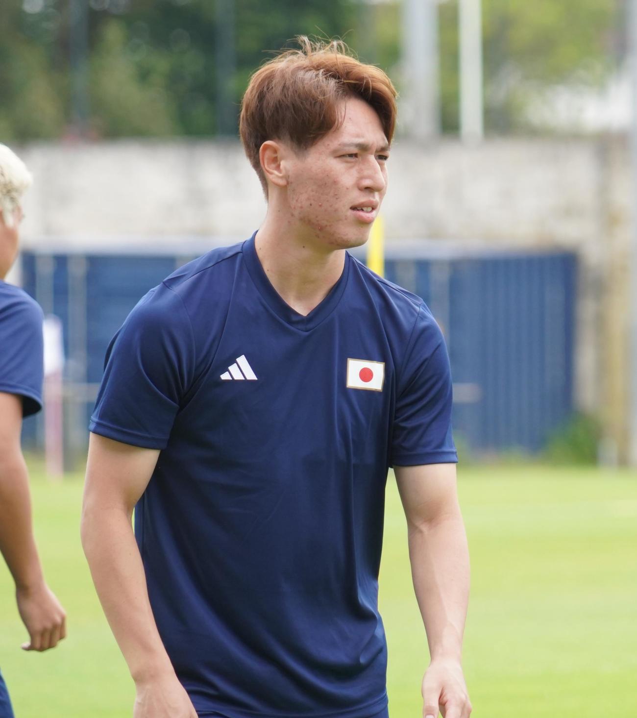 1次リーグ初戦パラグアイ戦に向けて調整するパリ五輪サッカー男子日本代表MF植中朝日（撮影・佐藤成）