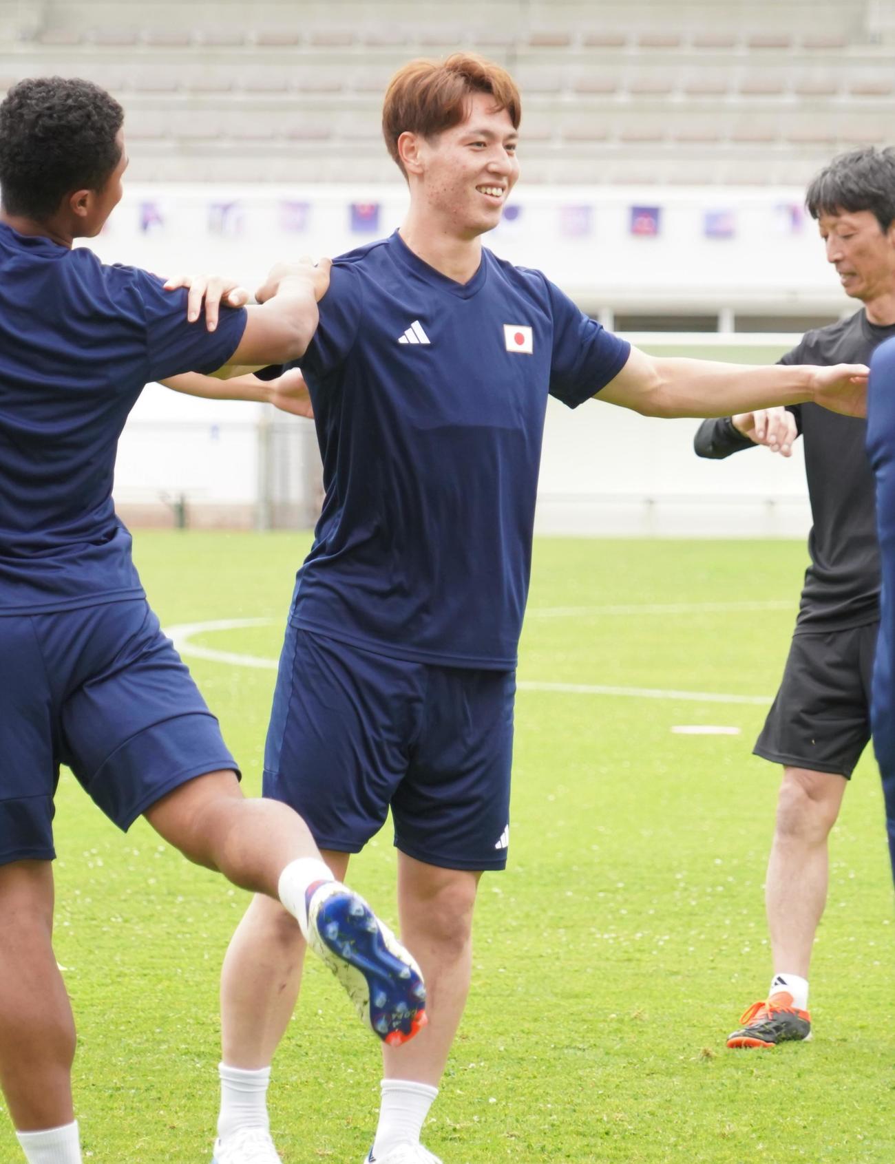 1次リーグ初戦パラグアイ戦に向けて調整するパリ五輪サッカー男子日本代表MF植中朝日（撮影・佐藤成）