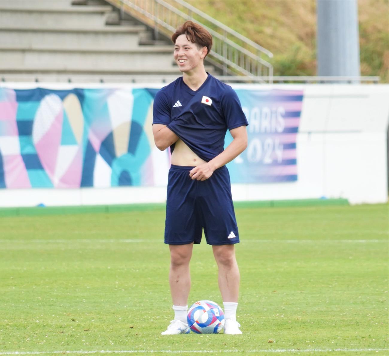 1次リーグ初戦パラグアイ戦に向けて調整するパリ五輪サッカー男子日本代表MF植中朝日（撮影・佐藤成）