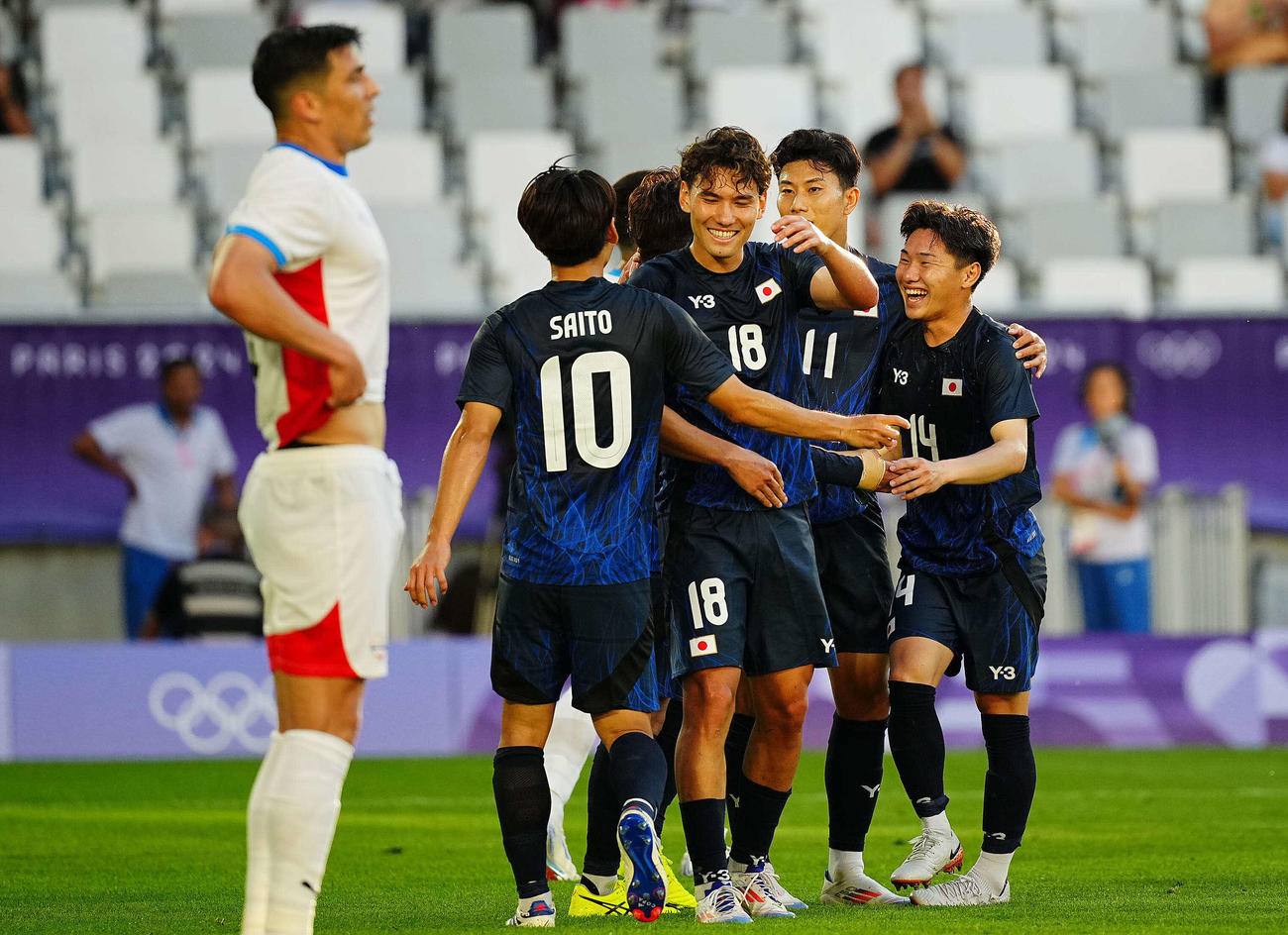 日本対パラグアイ　後半、自身2点目を決めた三戸（右）は細谷（右から2人目）佐藤（同3人目）らと笑顔を見せる（撮影・垰建太）