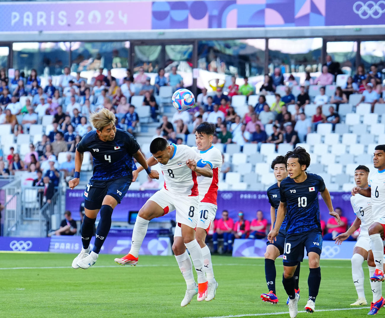 日本対パラグアイ　前半、ヘディングシュートを放つ関根（左）。右から３人目は斉藤（撮影・垰建太）