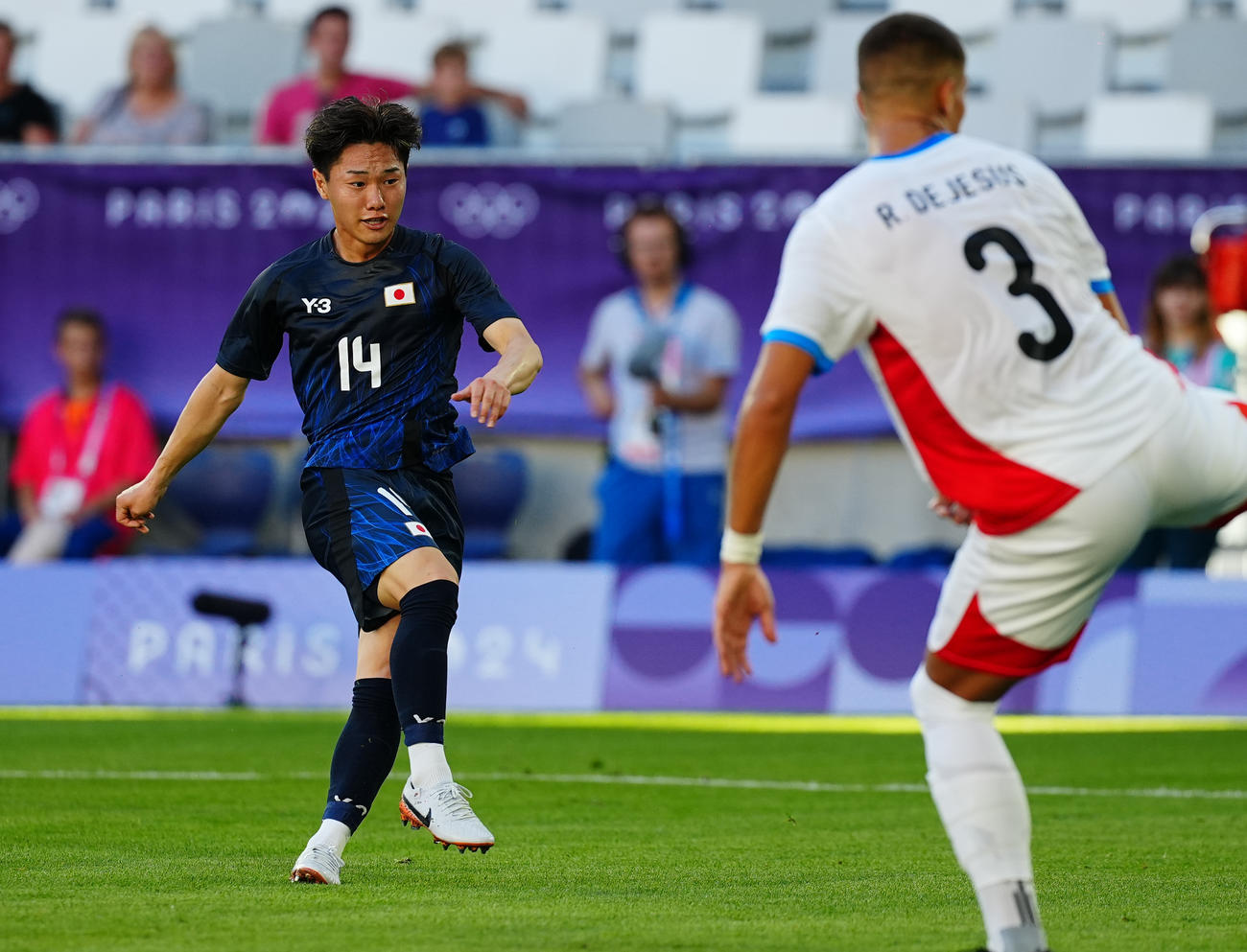 日本対パラグアイ　前半、ゴールを決める三戸（撮影・垰建太）