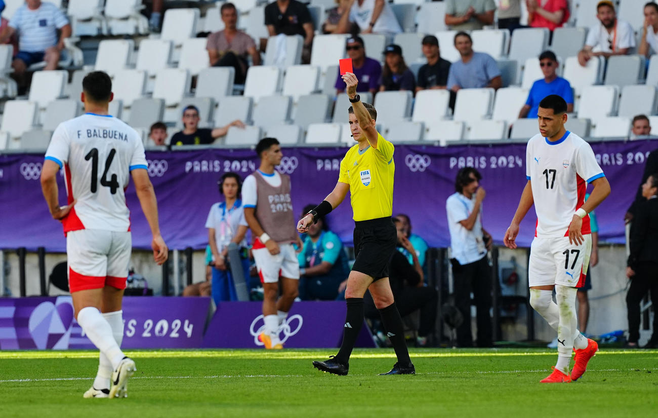 日本対パラグアイ　前半、レッドカードを提示する主審（撮影・垰建太）