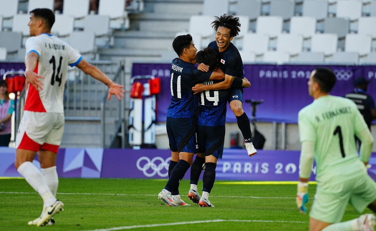 日本対パラグアイ　前半、斉藤（後方右）は先制点を決めた三戸（同中央）を細谷と祝福する（撮影・垰建太）