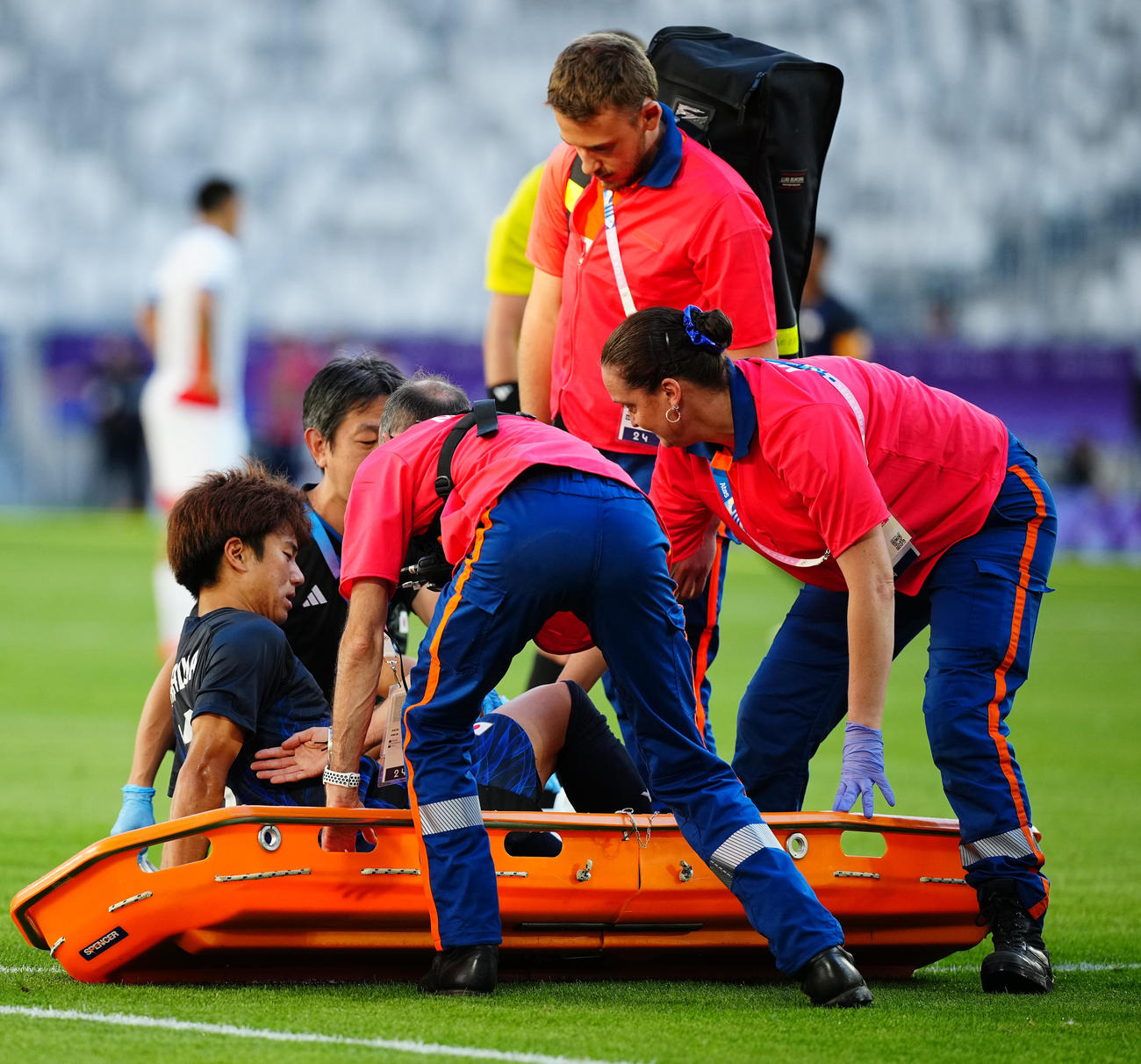 日本対パラグアイ　前半、担架に乗せられる平河（撮影・垰建太）