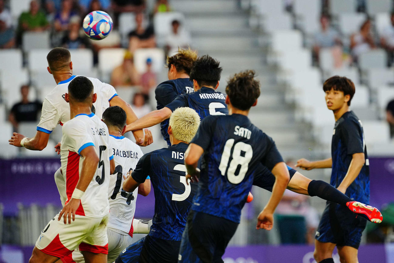日本対パラグアイ　後半、ヘディングシュートでチーム4点目を決める藤尾（後方中央）（撮影・垰建太）