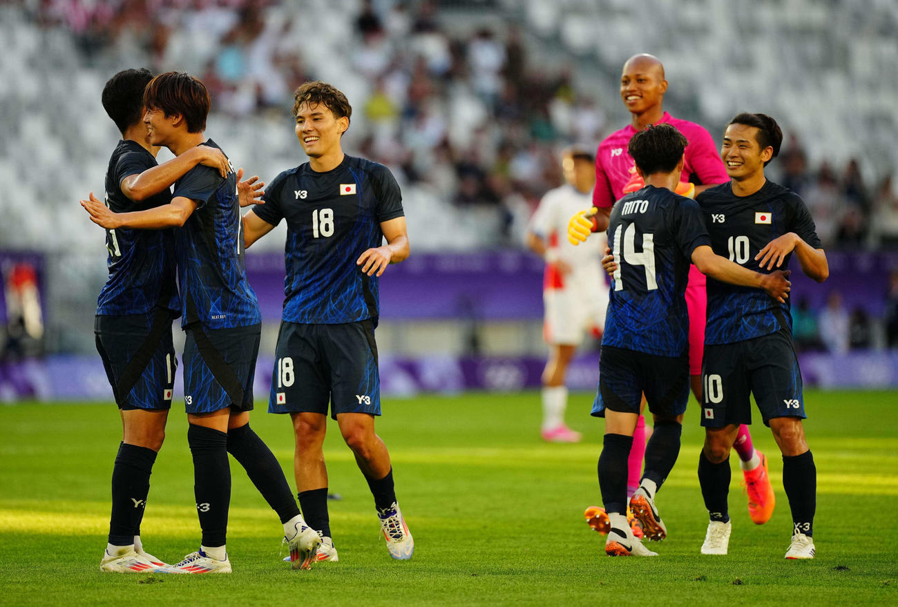 日本対パラグアイ　後半、チーム3点目を決めた山本（左から2人目）はチームメートの祝福に笑顔。左から細谷、1人おいて佐藤、三戸、斉藤。後方はGK小久保（撮影・垰建太）