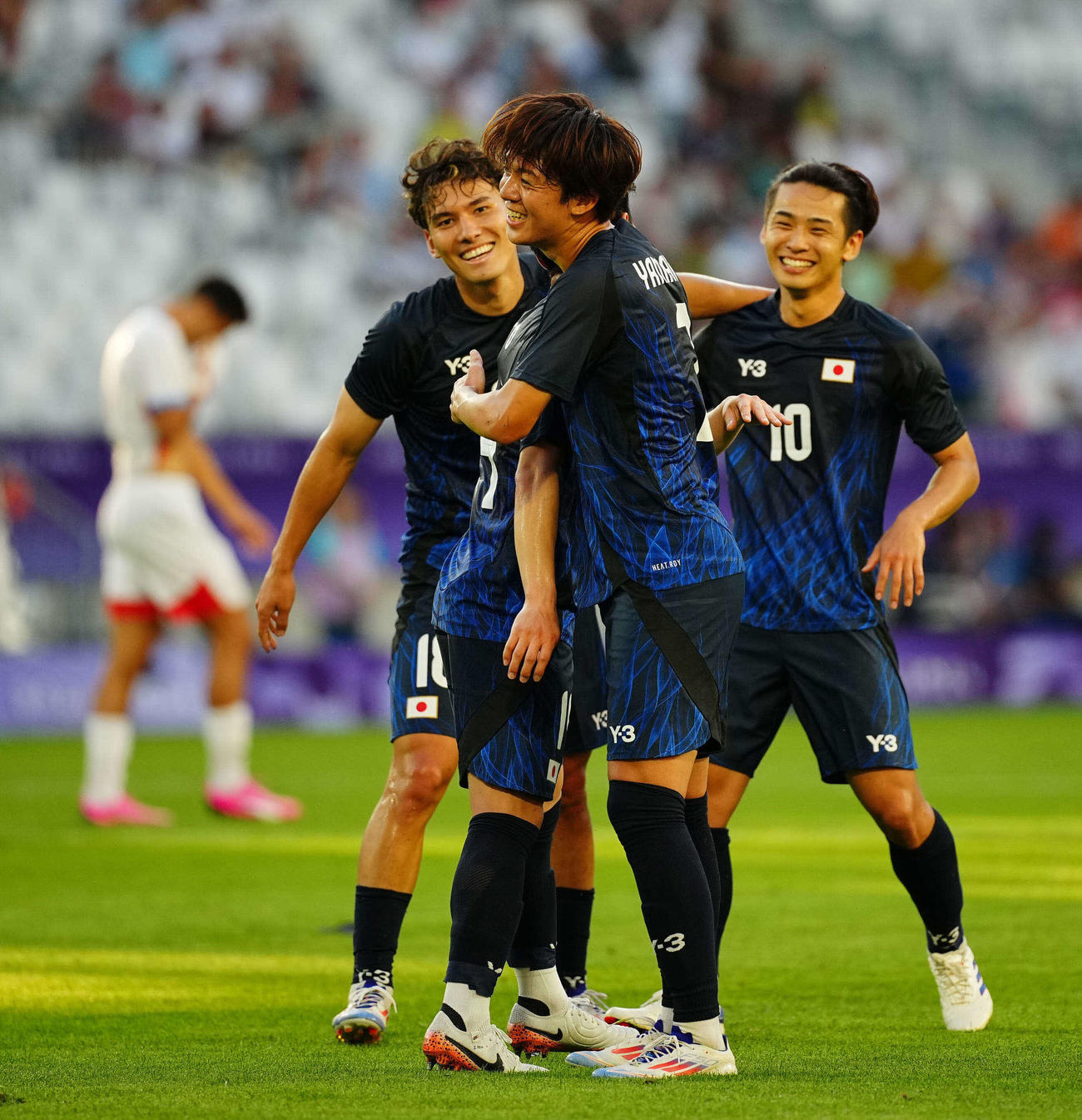 日本対パラグアイ　後半、チーム3点目を決めた山本（中央）は斉藤（右）は佐藤らの祝福に笑顔（撮影・垰建太）