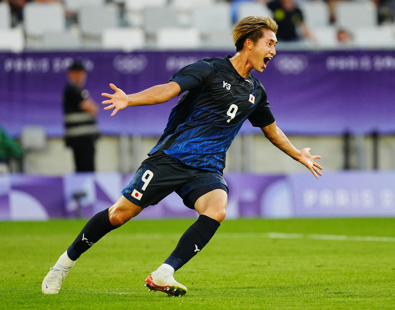 日本対パラグアイ　後半、自身2点目でチーム5点目となるゴールを決め喜ぶ藤尾（撮影・垰建太）