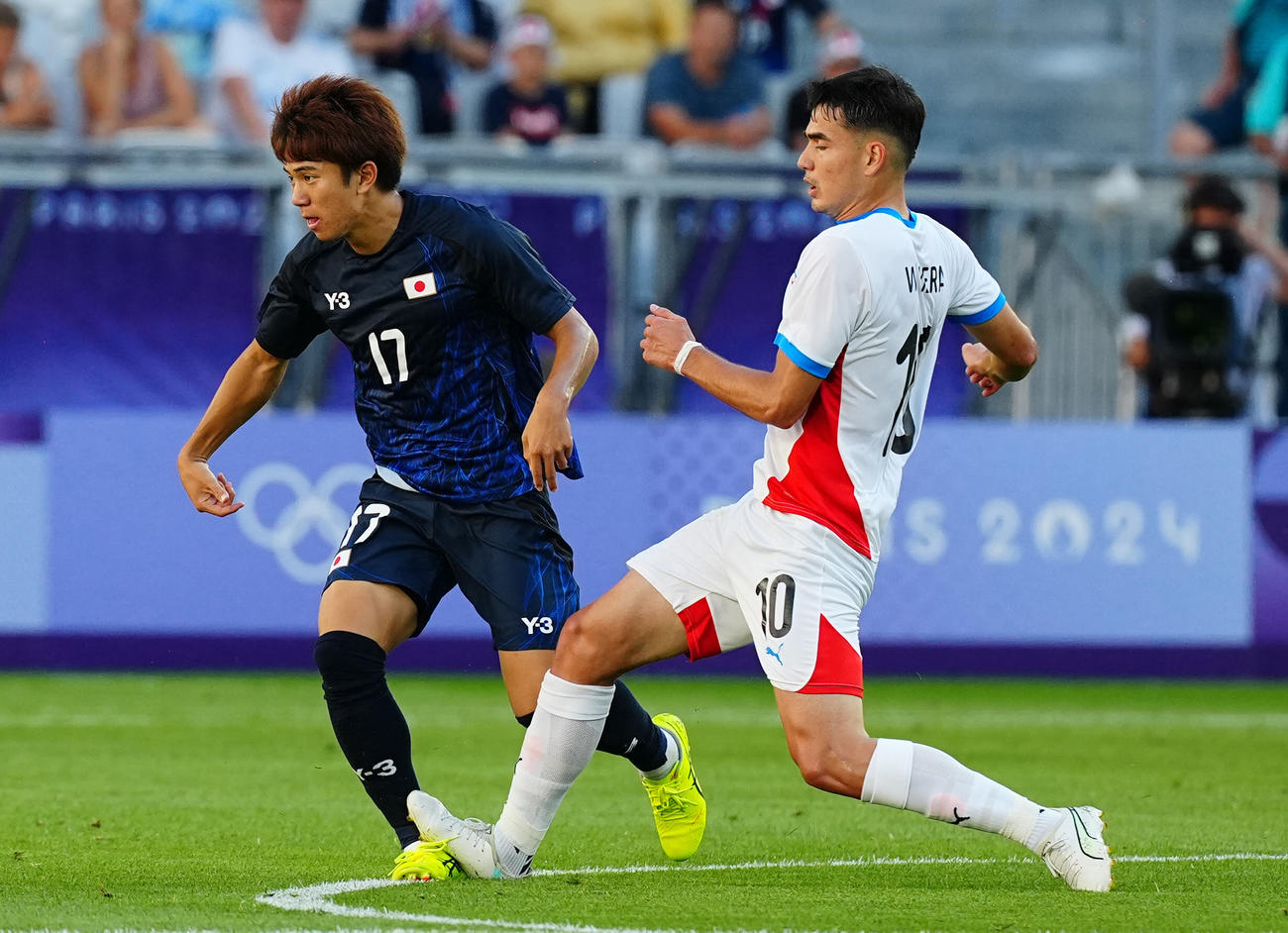 日本対パラグアイ　前半、パラグアイのビエラ（右）の厳しいチャージを受ける平河（撮影・垰建太）