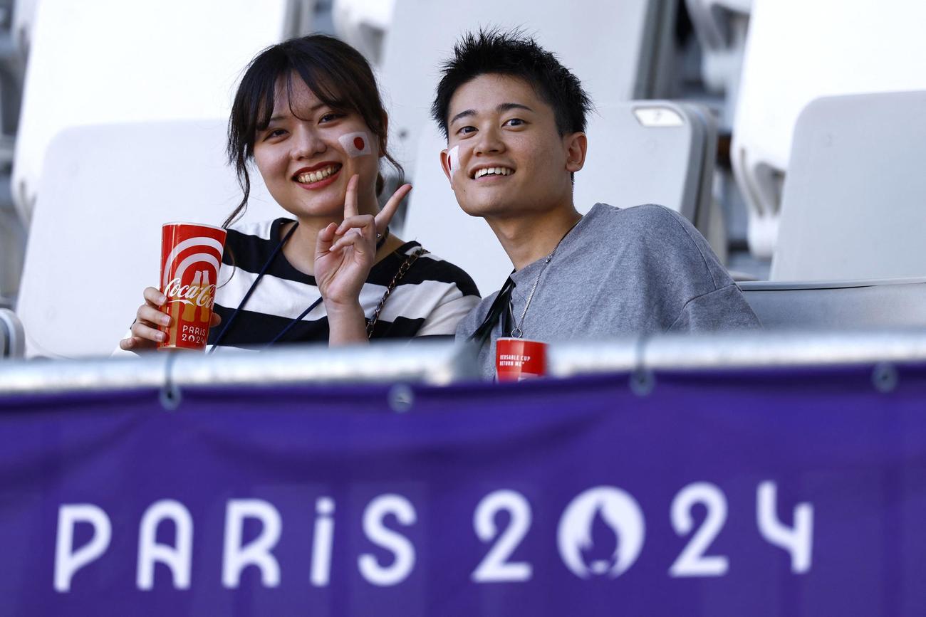 顔にペイントをした日本サポーター（ロイター）