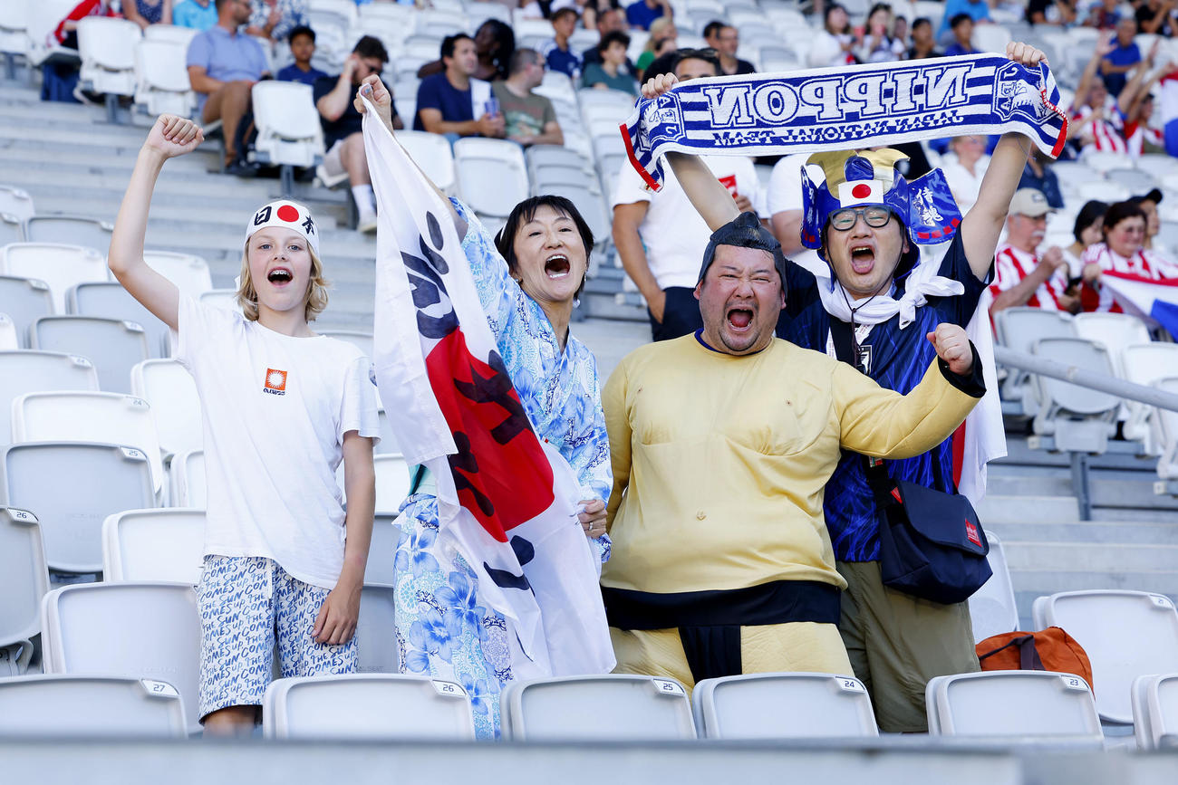 日本－パラグアイ戦の試合前、盛り上がるサポーター（共同）