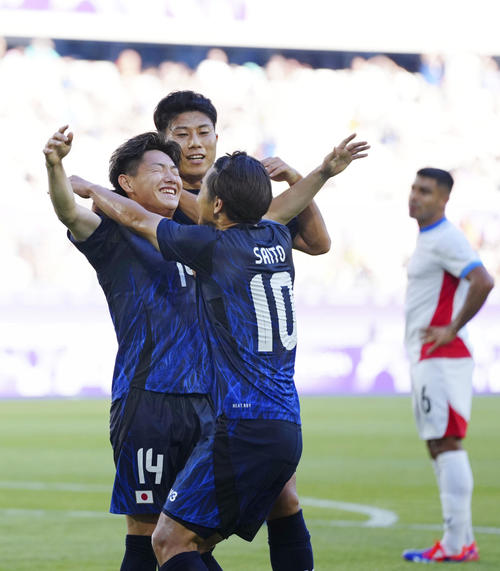 日本―パラグアイ　前半、先制ゴールを決め、喜ぶ三戸（左）（共同）