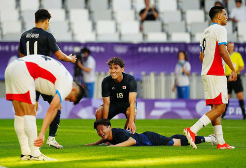日本対パラグアイ　後半、自身2点目を決めた三戸（下）は佐藤らの祝福に笑顔（撮影・垰建太）