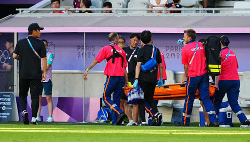 日本対パラグアイ　前半、担架で運ばれる平河（右）を心配そうに見つめる大岩監督（左）（撮影・垰建太）