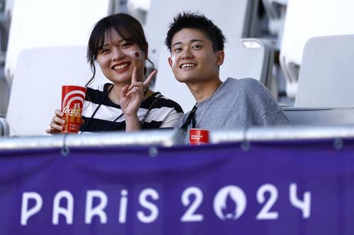 顔にペイントをした日本サポーター（ロイター）