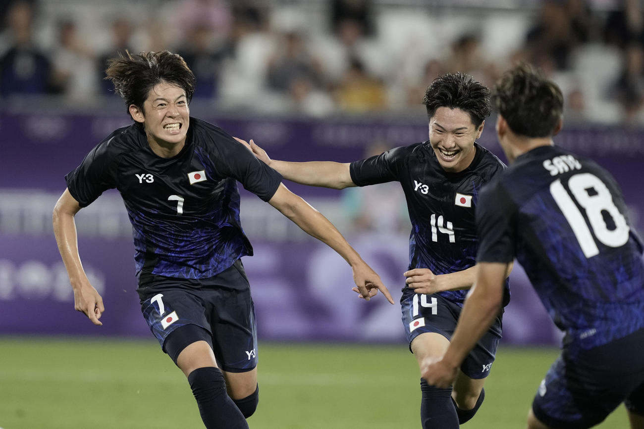 日本－マリ　後半、先制ゴールを決め、大喜びの山本（左）（AP）