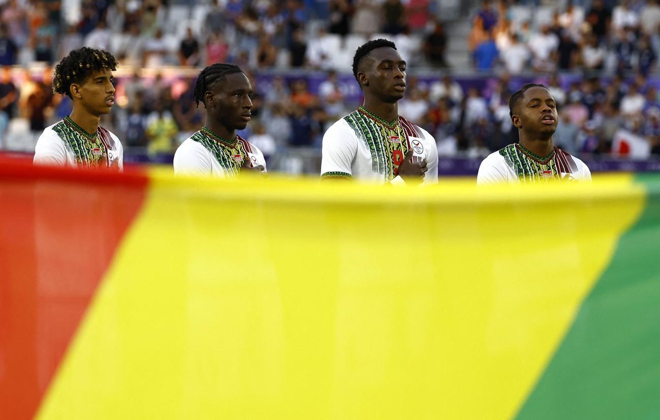試合前の国歌斉唱で整列するマリの選手たち（ロイター）