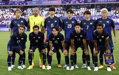 日本対マリ　試合前に写真におさまる日本の選手たち（ロイター）