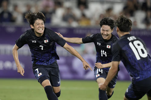 日本－マリ　後半、先制ゴールを決め、大喜びの山本（左）（AP）