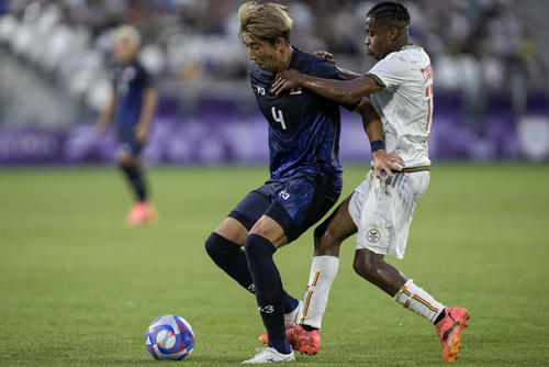 ボールを奪い合う日本の関根大輝（左）とマリのイブラヒマ・ディアラ（AP）