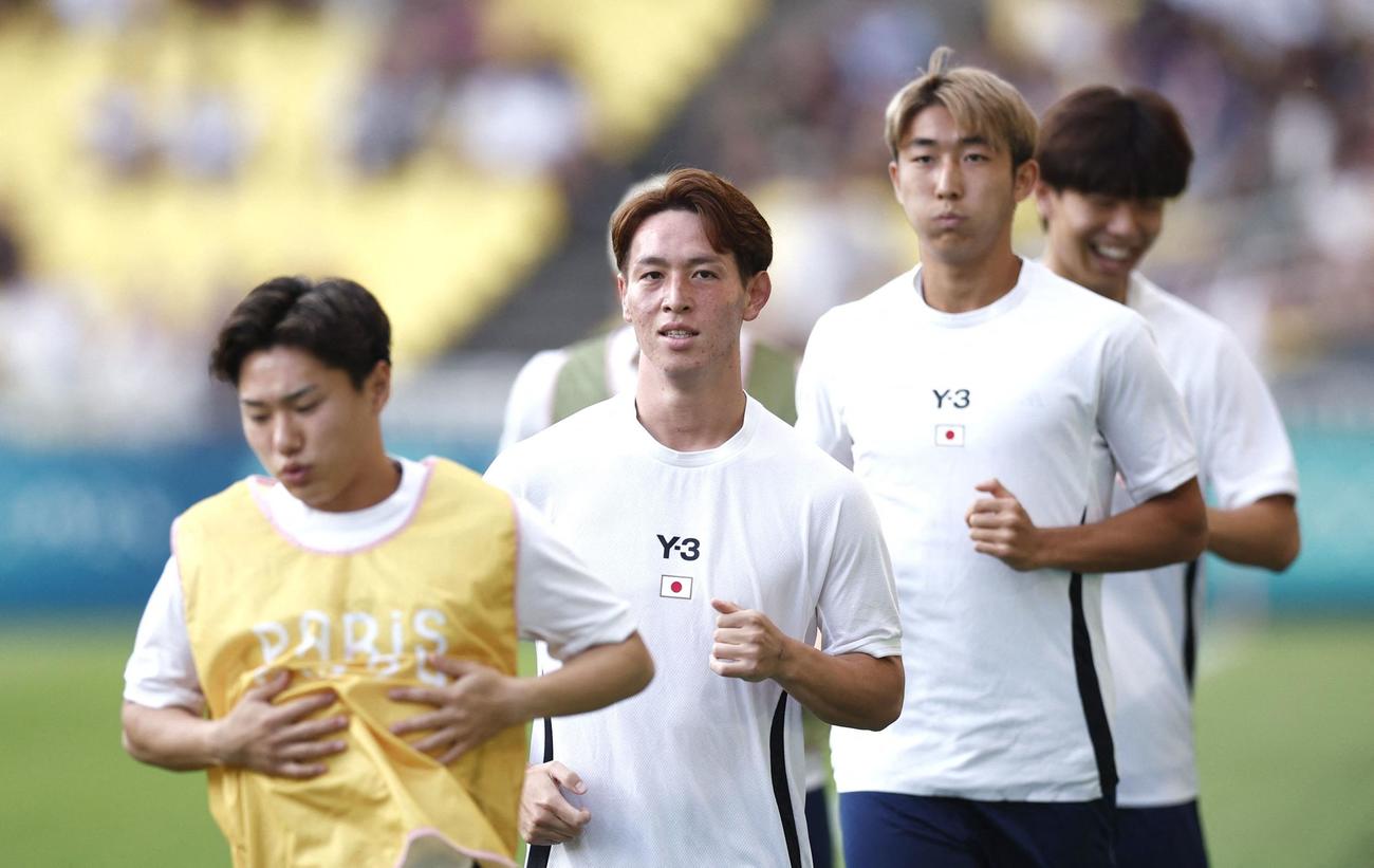 ウオーミングアップをする五輪男子日本代表（ロイター）