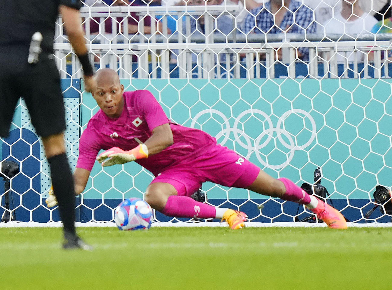 日本―イスラエル　前半、セーブするGK小久保（共同）