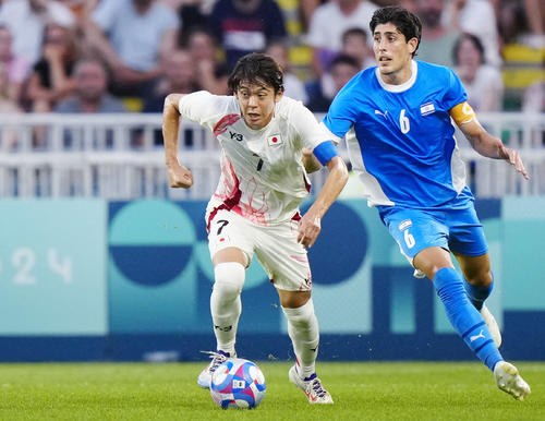 日本―イスラエル　前半、競り合う山本理仁（左）（共同）