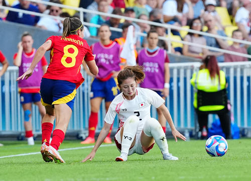 日本対スペイン　後半、カルデンテイ（左）に股抜きされ、体勢を崩す清水（撮影・垰建太）