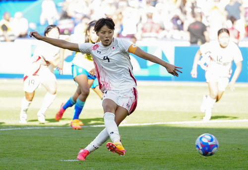 日本対ブラジル　試合終了間際、PKを決める熊谷（共同）