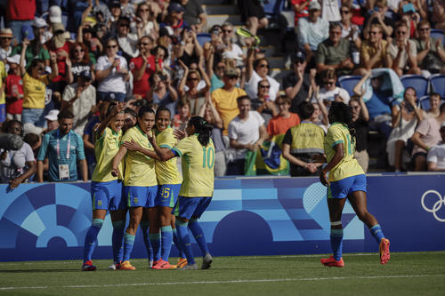 先制点を決めたブラジルの選手たちは喜びを爆発させる（AP）