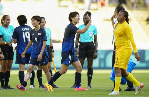 ナイジェリアに勝利し、準々決勝進出を決め、タッチを交わす熊谷（中央）ら女子日本代表（共同）