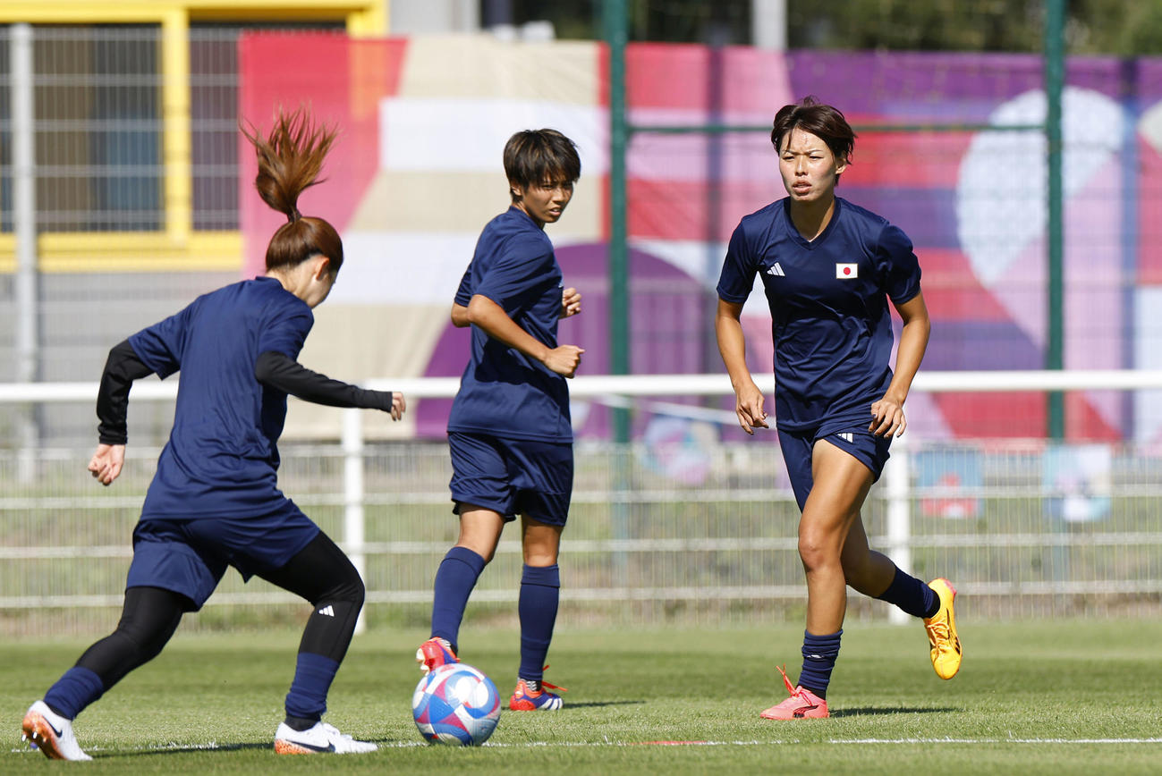サッカー女子1次リーグのスペイン戦に向け、調整する熊谷（右）ら（共同）